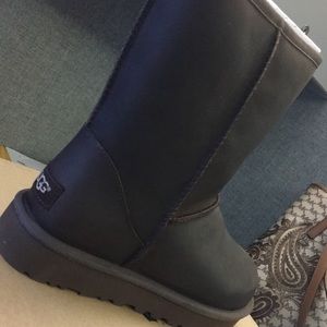 Short brown leather ugg boots